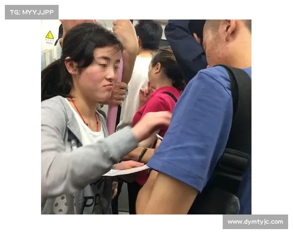 武汉街头外籍男子挽着中国女孩公然辱华,照片曝光引发愤怒(武汉老外打人) 武汉街头外籍男子挽着中国女孩公然辱华,照片曝光引发愤怒(武汉老外打人)